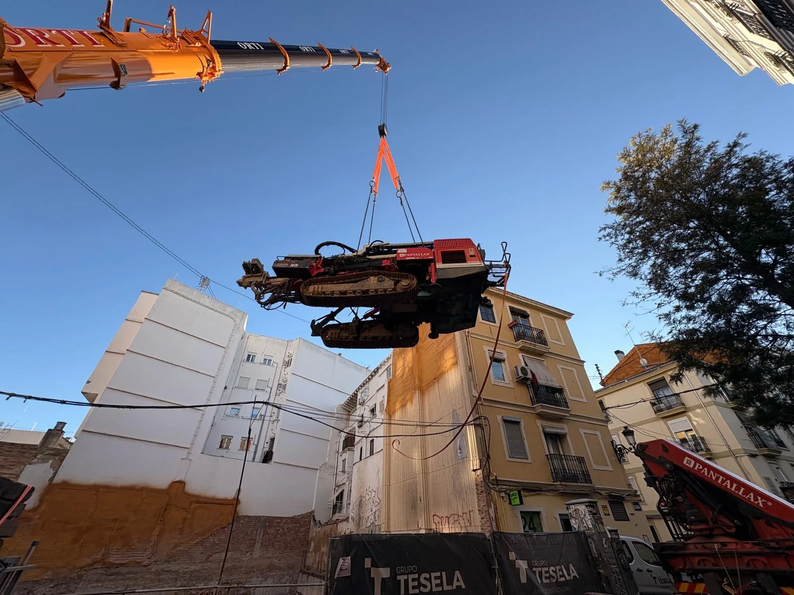Implantación de equipo PANTALLAX en una calle estrecha de Ruzafa, Valencia.