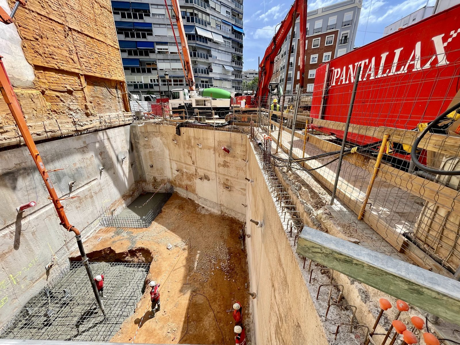 Excavación del hotel de calle San Jacinto en Valencia, contenida con muro pantalla de 30 cm y anclajes STAB.