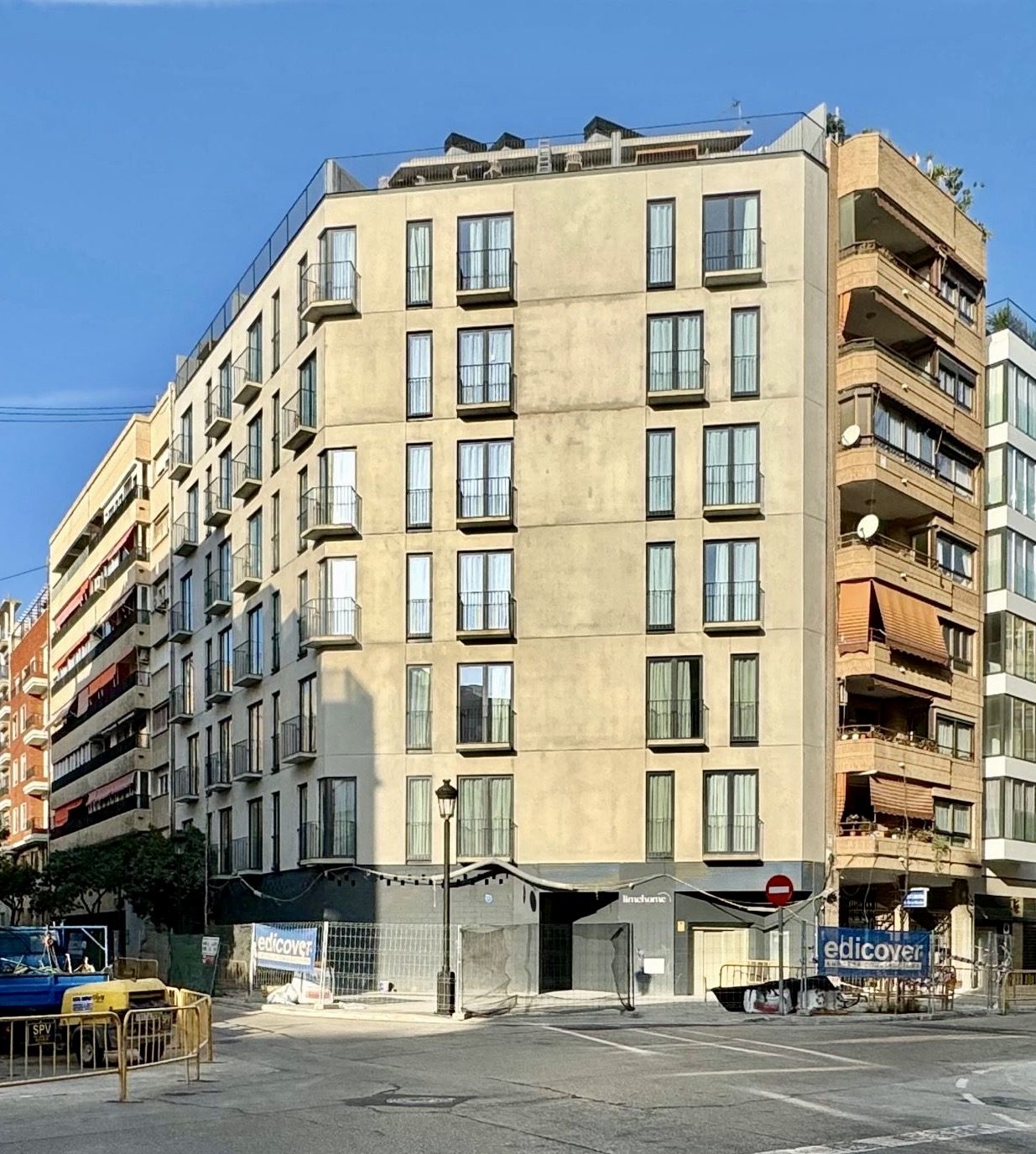 Hotel terminado en calle San Jacinto, Valencia, tras la ejecución del recinto de muro pantalla.