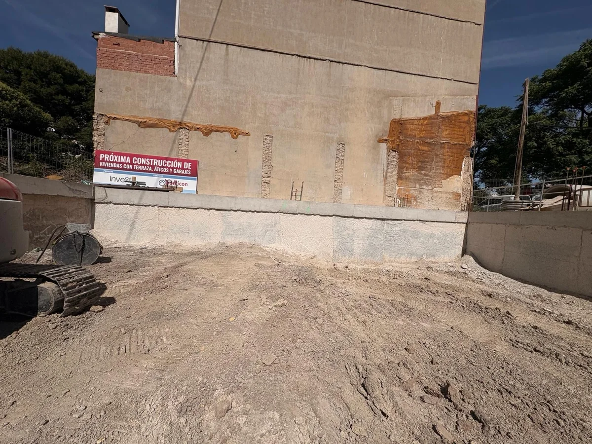 Excavación de Residencial Anzuelos con el recinto de muro pantalla ya ejecutado.