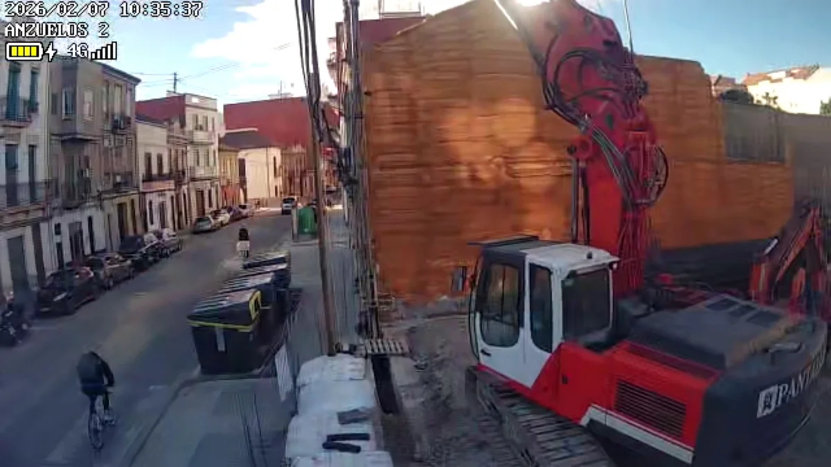 Equipo PANTALLAX trabajando en Residencial Anzuelos en un entorno urbano con altura condicionada.