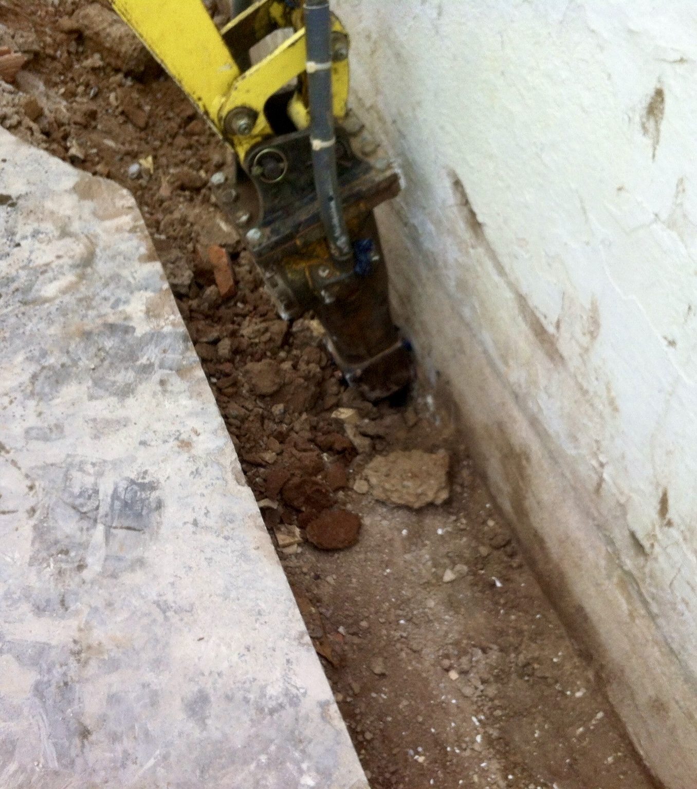 Ejecución de muro pantalla de 26 cm bajo una vivienda existente con acceso reducido.