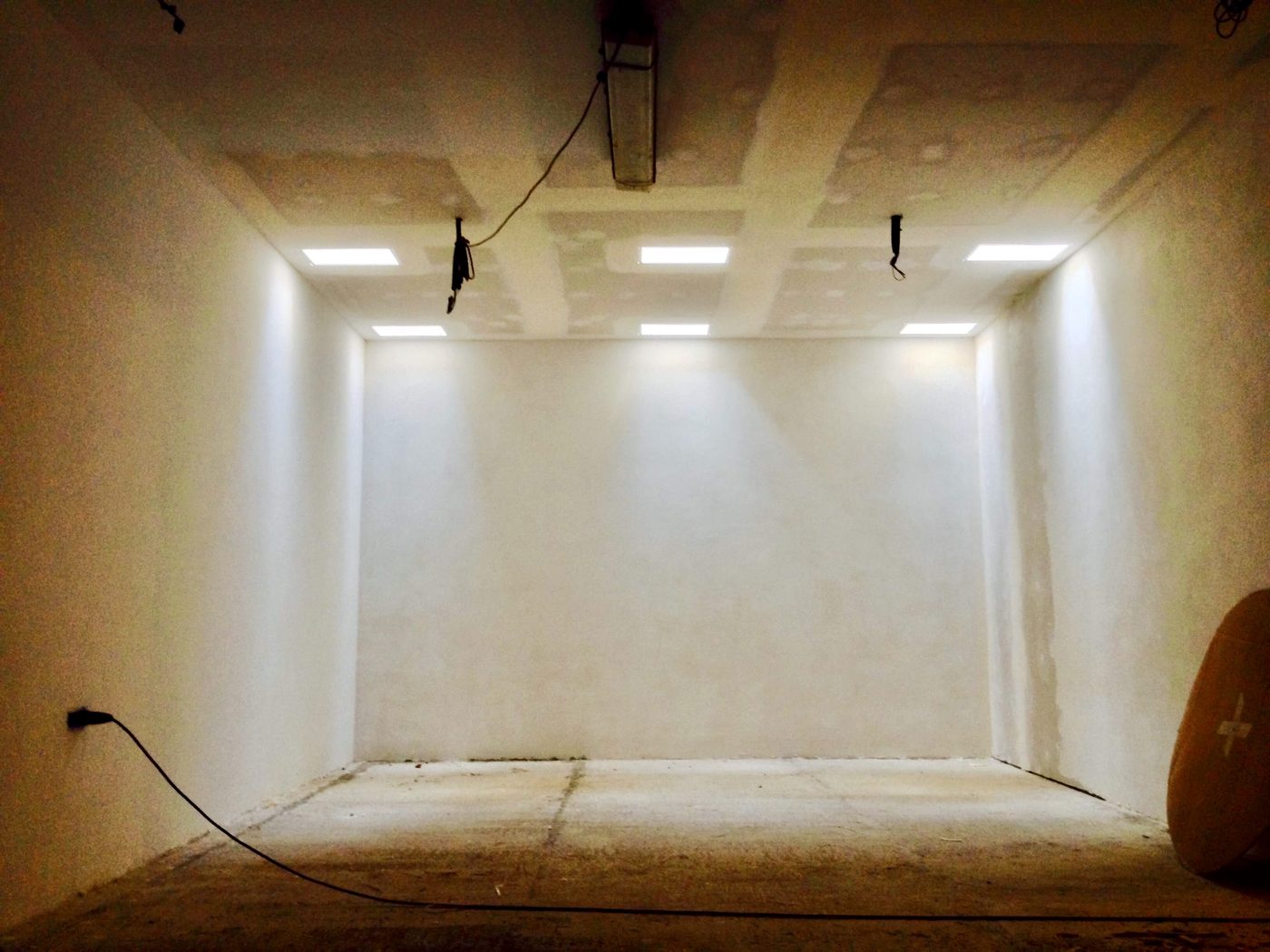 Sótano terminado bajo vivienda existente tras ejecutar muro pantalla de 26 cm.
